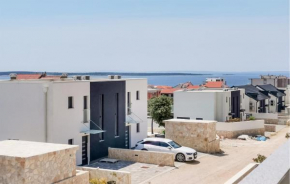 3 Bedroom Lovely Apartment In Mandre